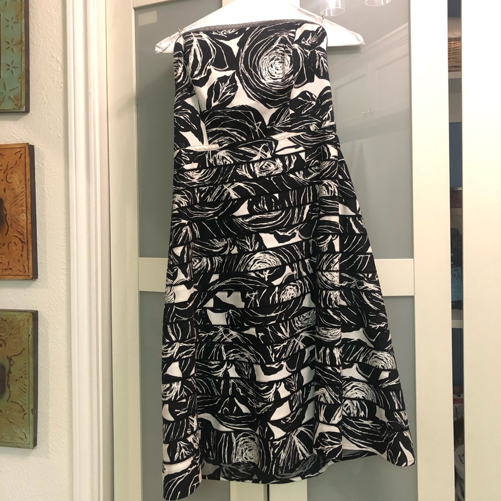 White House Black Market size 6 strapless dress.
